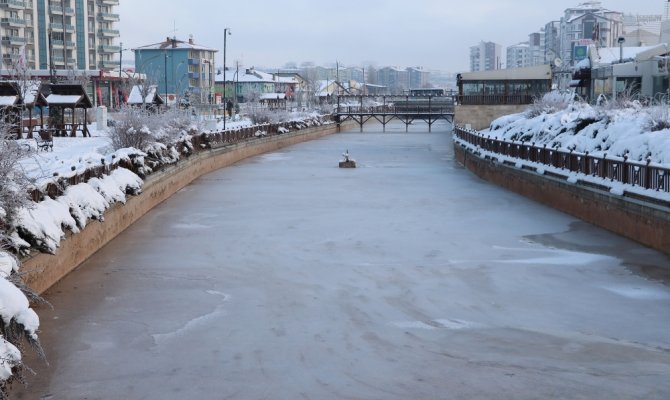 Kızılırmak'ta buz adacıkları oluştu