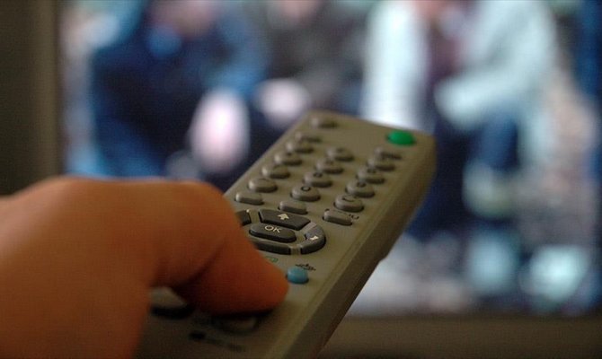 Üç saatten fazla televizyon izlemek sıkıntıları doğuruyor