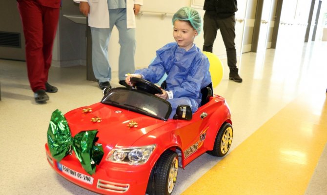 Ameliyata arabayla giriyorlar