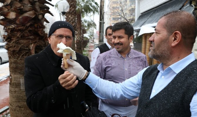 Kahramanmaraş'a da bu yakışır! Karın altında 300 kilo dondurma yediler