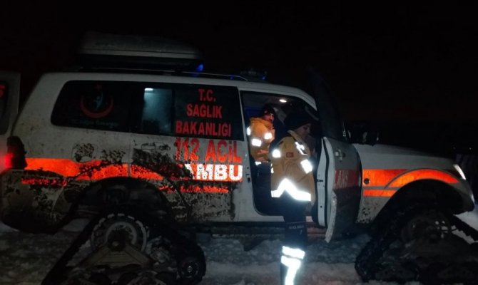 Kahramanmaraş 112 ekipleri kar kış dinlemiyor