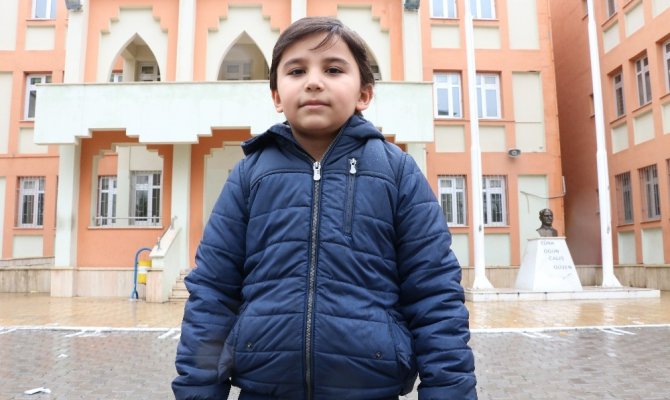 Yerde yatan kedinin altına üşümesin diye montunu serdi