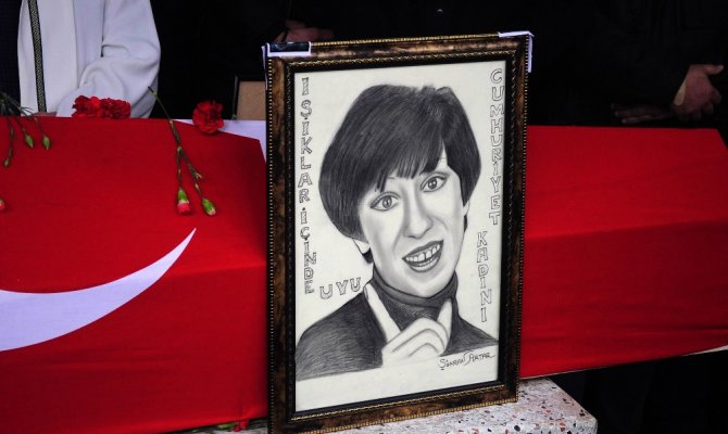 Usta oyuncu Ayşen Gruda bugün son yolculuğuna uğurlandı