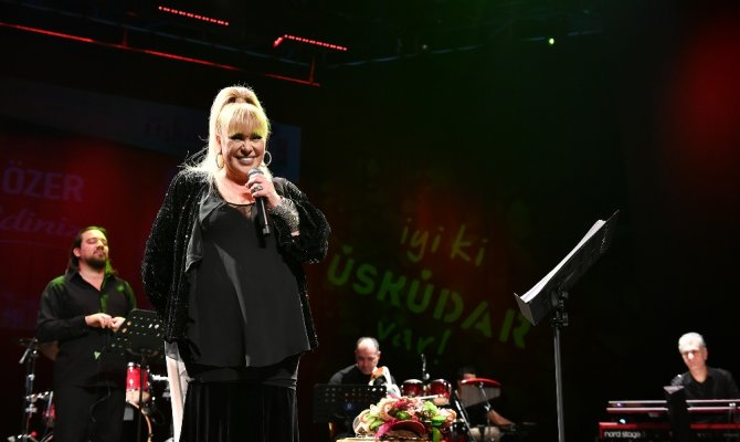 Türk müziğinin eşsiz seslerinden Özer görenleri şaşırttı