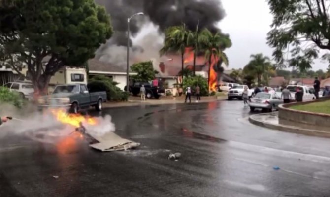 Uçak evlerin üzerine düştü! Ölü ve yaralılar var