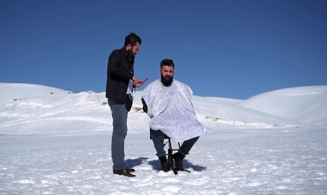 Karlı dağın başında yaptığını görenleri şaşırttı