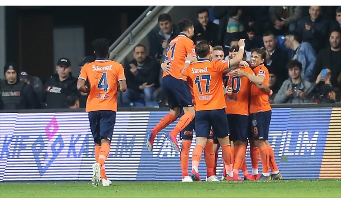 Medipol Başakşehir maç fazlasıyla puan farkını 11'e yükseltti