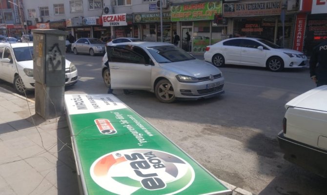 Şiddetli rüzgar sokakları savaş alanına çevirdi