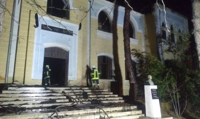 Denizli’de 91 yıllık tarihi okul binasında çıkan yangın söndürüldü