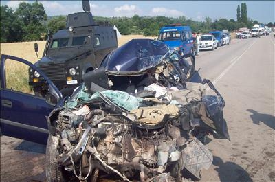 Kamyonla otomobil çarpıştı: 3 ölü