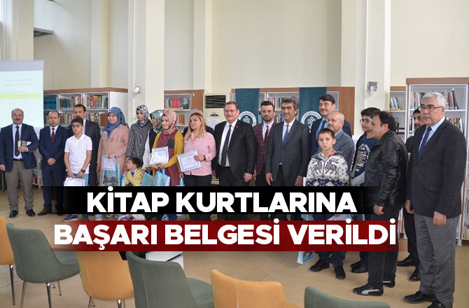 Kitap kurtlarına başarı belgesi verildi