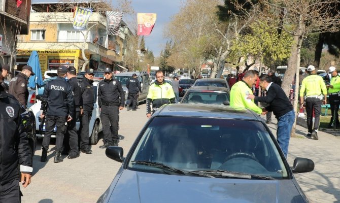 Divanlı'da ortalık karıştı! Eline bıçak alıp koştu