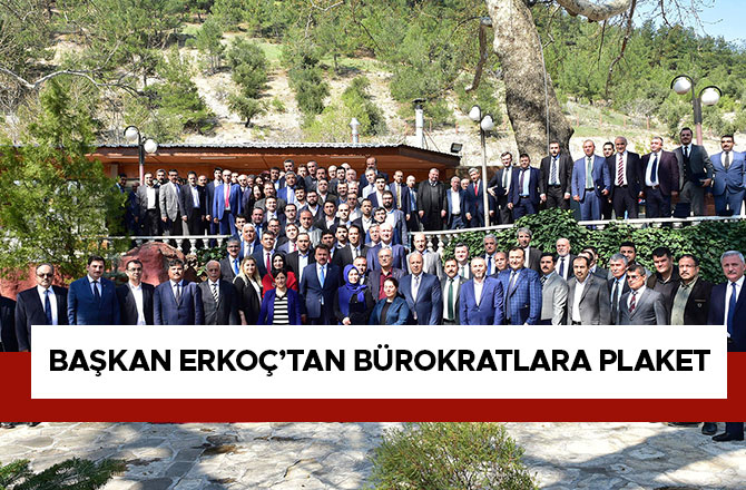 Başkan Erkoç’tan Bürokratlara Plaket