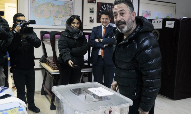 Cem Yılmaz espriyi sandık başında da patlattı