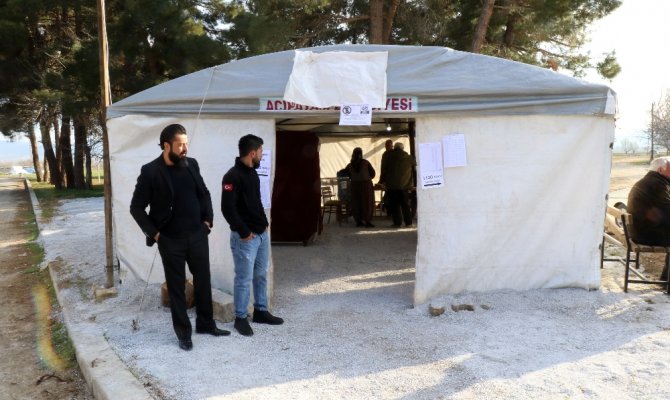 Depremzede seçmenler oyunu çadırda kullandı