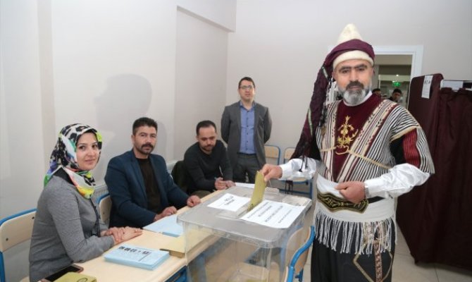 Oy kullanmaya Çete kıyafeti ile gitti