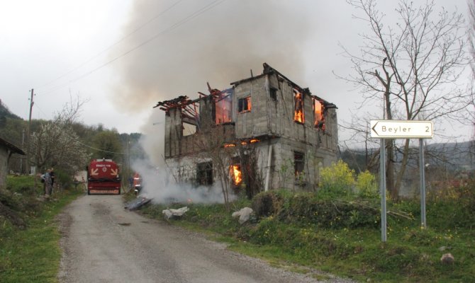 Sobadan çıkan yangında ahşap ev alev alev yandı