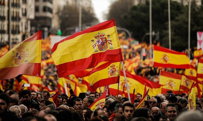 İspanya demokrasi tarihinin en karışık genel seçimine gidiyor
