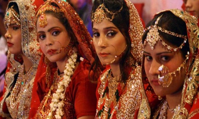 Pakistan’da 100 çiftin evlendiği toplu düğün