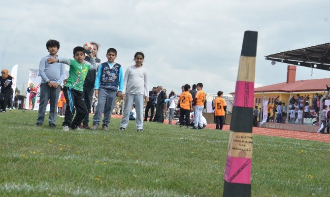 Elbistan'da 5 bin çocuk unutulmaya yüz tutan oyunları oynadı