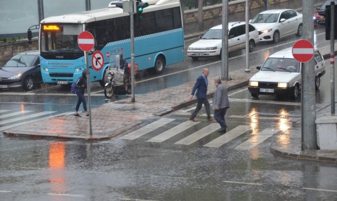 Kahramanmaraş’ta sağanak vatandaşları hazırlıksız yakaladı