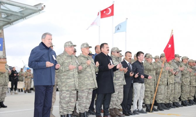 Bakan Akar  şehitler için düzenlenen törene katıldı