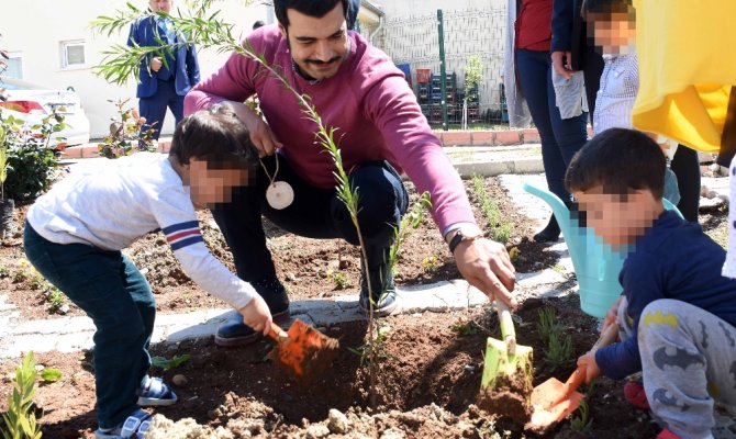 Ünlü oyuncu hükümlü çocuklarıyla fidan dikti