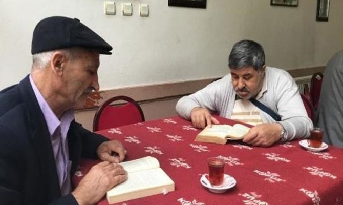 Bu kahvede kitap okuyana çay ve kahve bedava