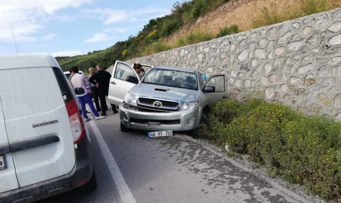 Otomobil karşı şeride uçtu; 4 kişi yaralandı