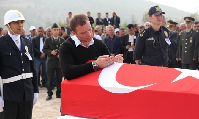 Şehit polis gözyaşları arasında toprağa verildi