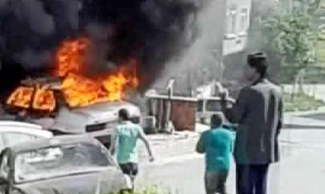Arnavutköy’de park halindeki araç alev alev yandı