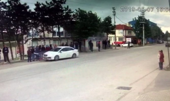 Kontrolden çıkan otomobil durağa daldı