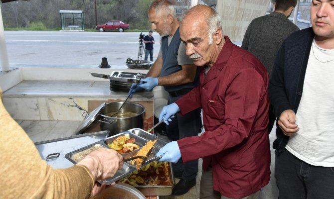 Bu köyden geçene ücretsiz iftar