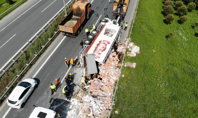 TEM otoyolunda devrilen un yüklü tır havadan görüntülendi