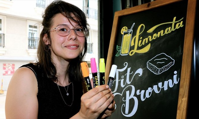 Ekmeğini 'karatahta'dan çıkarıyor