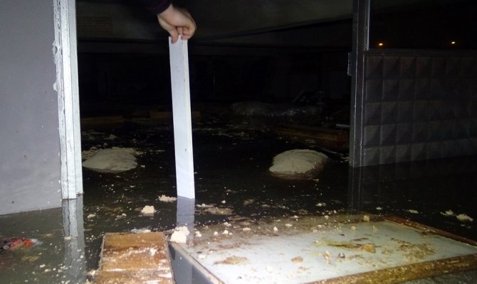 Dükkanını su basan iş yeri sahibi gözyaşlarına hâkim olamadı