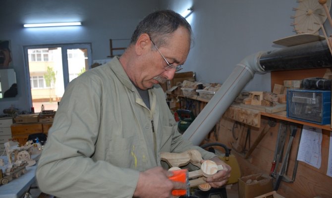 Ahşabı oyuncağa dönüştürüyor