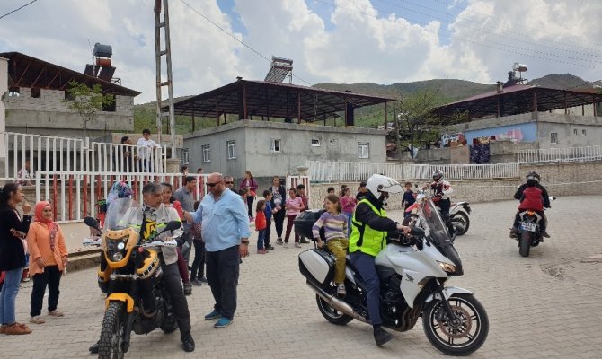 Pazarcık'ta motosiklet grubu 200 öğrenciye sürpriz yaptı