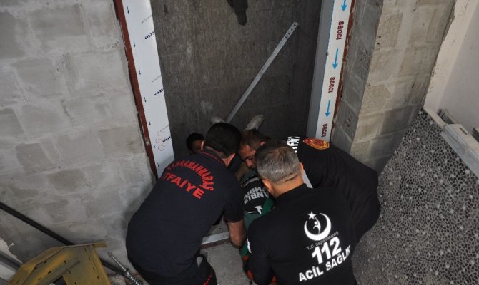 Elbistan'da asansör boşluğuna düşen işçi yaralandı