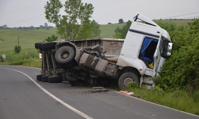 Malkara’da kömür yüklü tır devrildi
