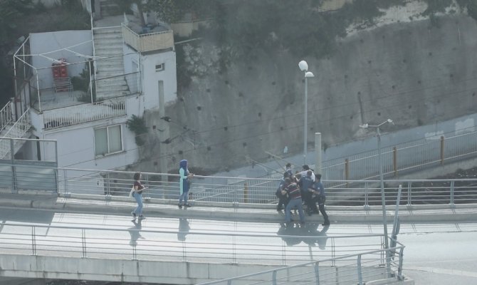 Köprüden atlarken kolundan yakaladılar
