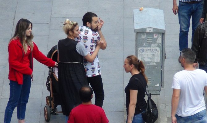 Sokak ortasında sandalyeler havada uçuştu