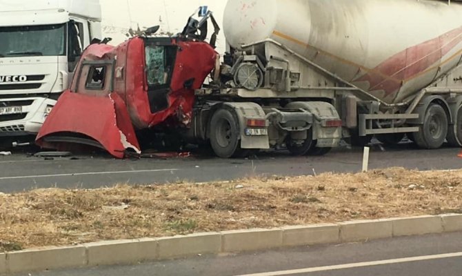 Beton mikseri ile tır çarpıştı, kaza ucuz atlatıldı