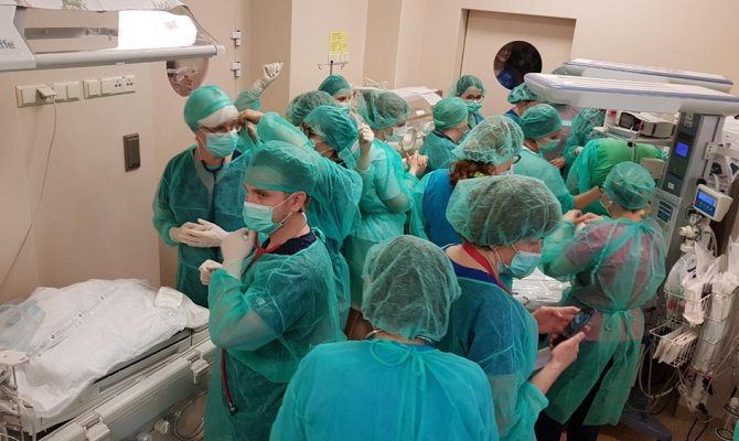 Polonya’da bir kadın altız doğurdu