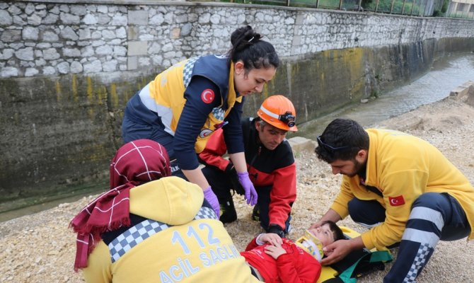 3 metre yükseklikten dereye düşen çocuğu itfaiye kurtardı