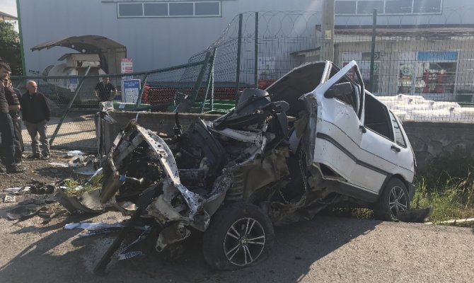 Hurdaya dönen araçtaki 6 kişi yaralandı