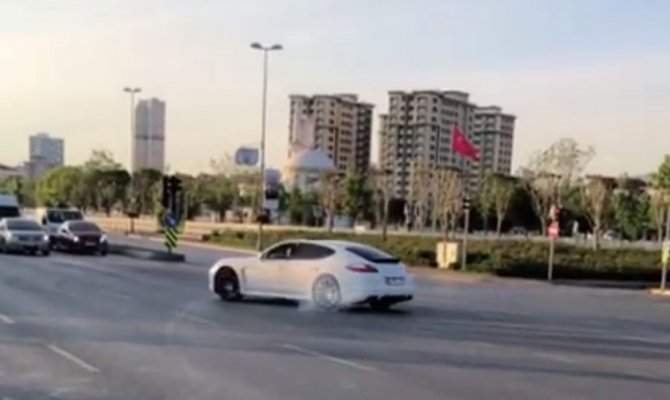 Lüks araçlı magandanın yolu kesip drift yaptığı anlar kamerada