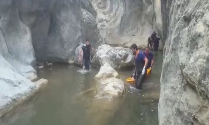 Balıklama atladığı şelalede kayalıklara çarparak öldü