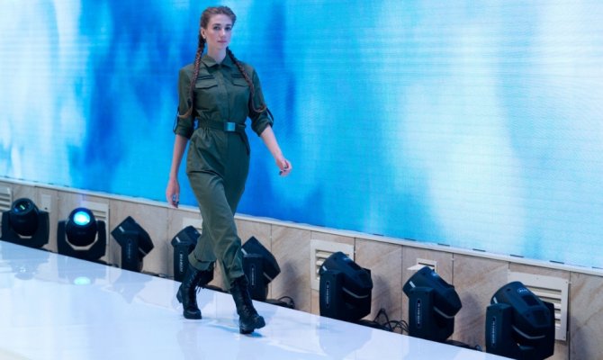 Rus askeri üniformaları podyumda