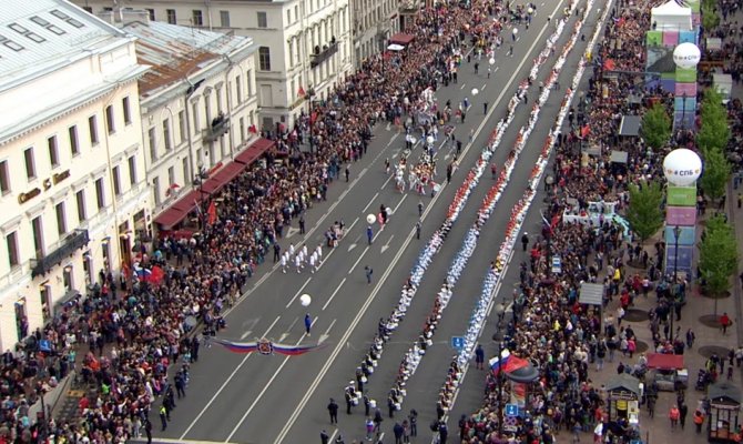 556 Rus birlikte davul çalarak rekor kırdı